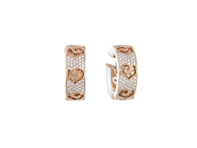 ORECCHINI A CERCHIETTO IN ORO ROSA E PAVE' DI DIAMANTI, GALLI IN DIAMANTI CHAMPAGNE E SMALTO BIANCO CAROUSEL CHANTECLER 41112